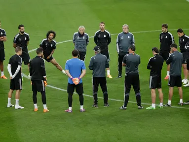 Pemain Real Madrid mendengarkan instruksi dari pelatih Carlo Ancelotti (bertopi) jelang melakukan sesi latihan di Stadion Juventus, Turin, Italia (4/5/2015). Real Madrid akan menantang Juventus di leg pertama semifinal Liga Champions. (Reuters/Max Rossi)