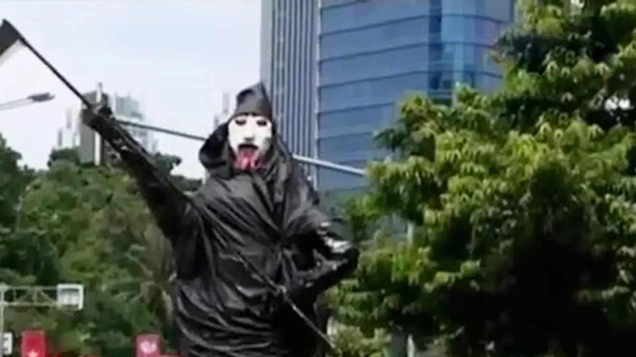VIDEO: Bawa Patung Begal, Buruh Jalan Kaki ke Istana Merdeka