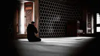 Ilustrasi sholat. (Foto: Unsplash/Imad Alassiry)