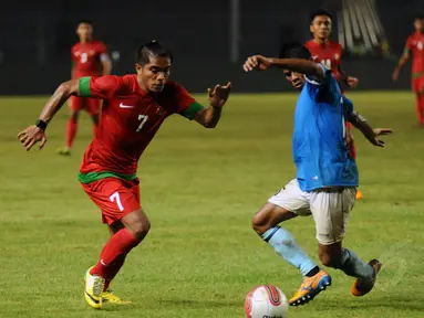 Penyerang Timnas Indonesia, Zulham Malik Zamrun mencoba menerobos pertahanan AFF All Star di laga persahabatan yang digelar di Stadion GBK Jakarta, (11/5/2014). (Liputan6.com/Helmi Fithriansyah)