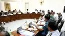 Presiden Joko Widodo (kiri), bersama Wakil Presiden Jusuf Kalla memimpin rapat terbatas di Kantor Presiden, Jakarta, Selasa (23/2). Dalam ratas tersebut membahas Pembangunan Kekuatan Tentara Nasional Indonesia (TNI). (Liputan6.com/Faizal Fanani)