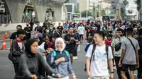 Warga berolahraga saat car free day di kawasan Bundaran HI, Jakarta, Minggu (4/12/2022). Penurunan kasus positif COVID-19 di Indonesia sudah mulai terlihat dalam sepekan belakangan. (Liputan6.com/Faizal Fanani)