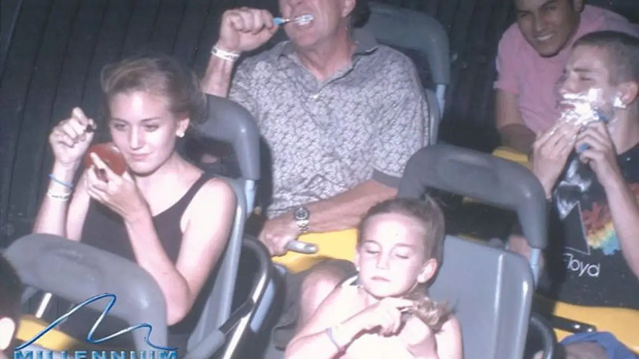 [Bintang] 10 Ekspresi Ternyebelin Orang Lagi Naik Roller Coaster