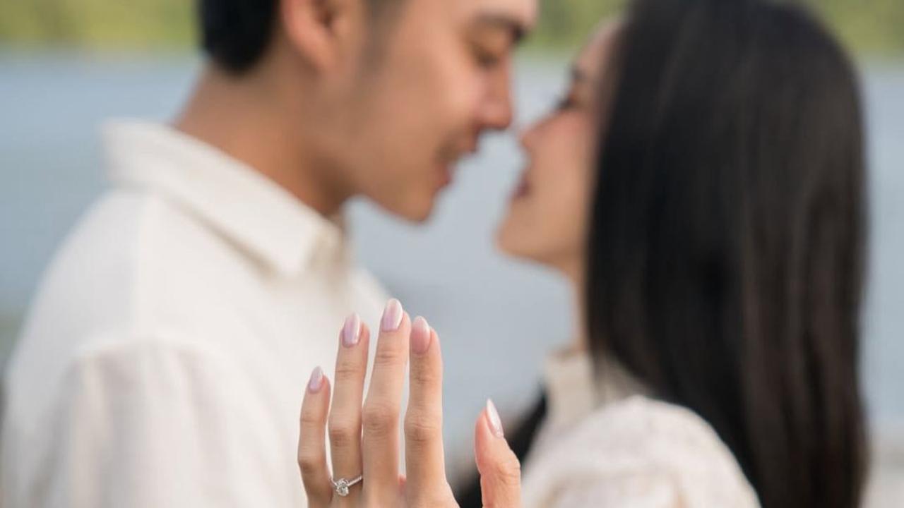 7 Potret Momen Manis Jessica Jane Dilamar Kekasih di Tanggal yang Tak Terduga