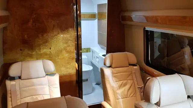 Mercedes Sprinter A3 ini disematkan kamar kecil