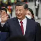 Presiden China Xi Jinping disambut Menko Marves Luhut Binsar Pandjaitan setibanya di Bandara Internasional Ngurah Rai menjelang KTT G20 di Bali, Senin (14/11/2022). (Ajeng Dinar Ulfiana/Pool Photo via AP)