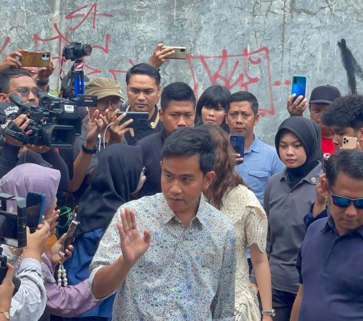 "Santai," kata Gibran di Bandara Adi Soemarmo, Solo, Rabu (14/2).<br>