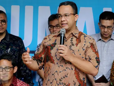 Gubernur DKI Jakarta terpilih Anies Baswedan memberi keterangan saat mengelar konferensi Pers di Rumah Borobudur, Jakarta, Senin (15/5). (Liputan6.com/Johan Tallo)