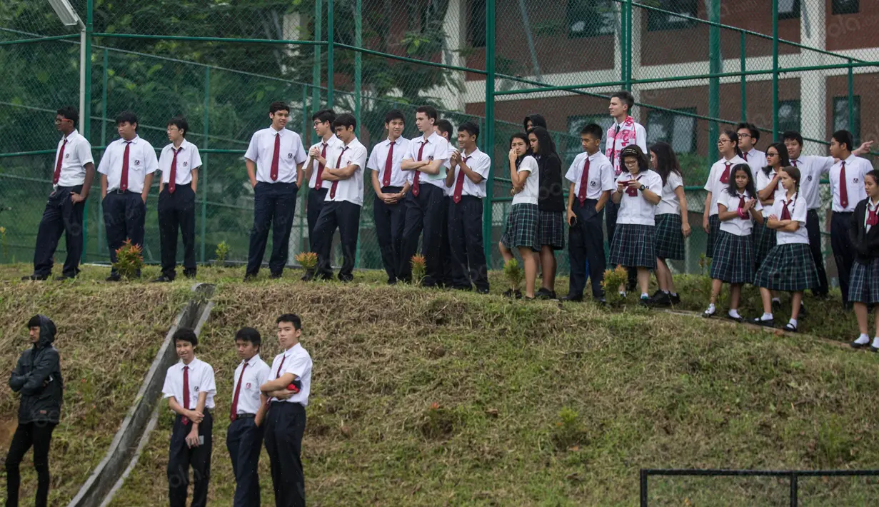 Para pelajar Sekolah Pelita Harapan memberikan semangat kepada Timnas Indonesia yang sedang berlatih di Lapangan SPH Sentul, Jawa Barat, Kamis (1/12/2016). Timnas Indonesia berlatih jelang laga semifinal Piala AFF 2016. (Bola.com/Vitalis Yogi Trisna)