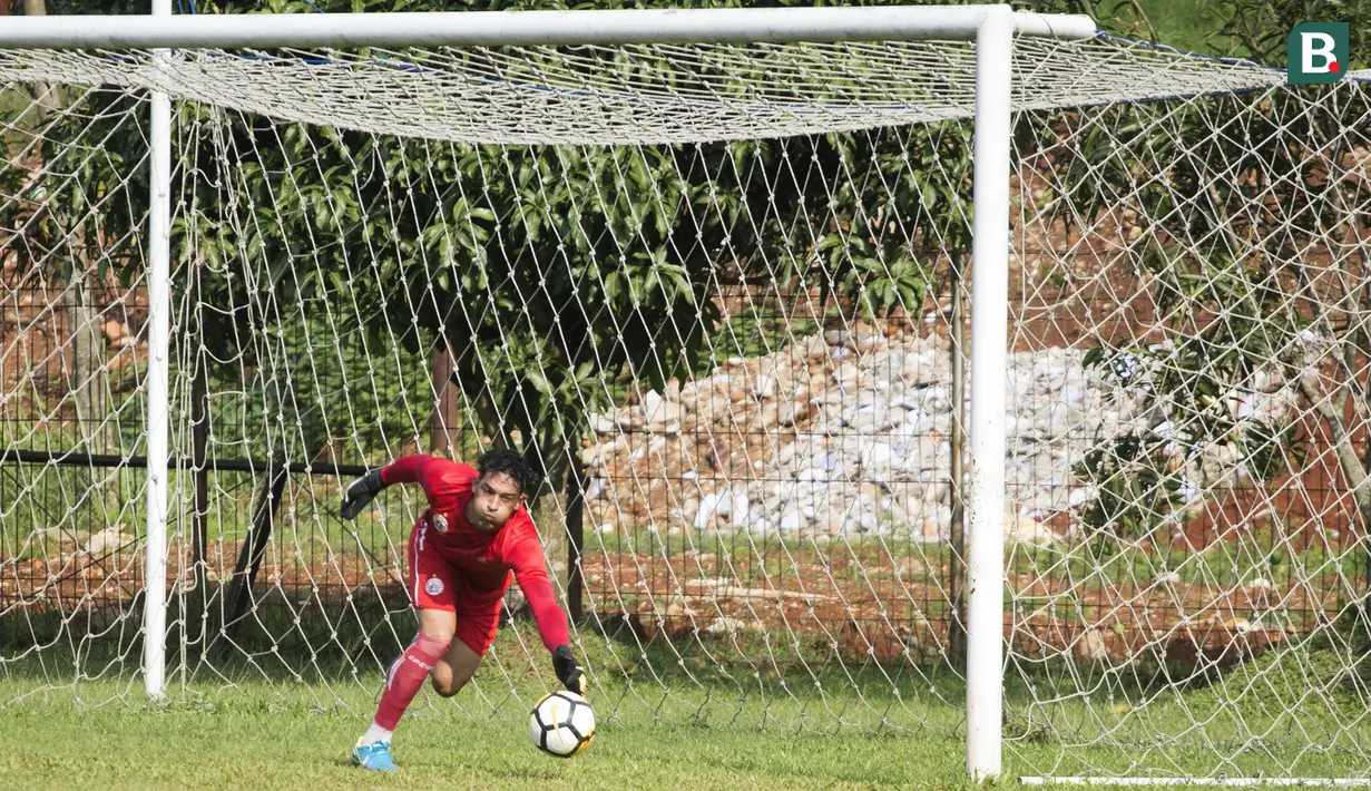 Striker Persija Jakarta, Addison Alves, menjadi kiper saat latihan di Lapangan Sutasoma, Halim, Jakarta, Minggu (25/2/2018). Persija kembali berlatih usai meraih gelar juara Piala Presiden 2018. (Bola.com/Asprilla Dwi Adha)