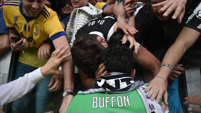 Pelukan Tifosi Juventus untuk Gianluigi Buffon