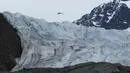 Tapi perubahan iklim mencairkan Gletser Mendenhall. Itu surut begitu cepat sehingga pada tahun 2050, mungkin tidak lagi terlihat dari pusat pengunjung yang pernah menjulang di luar. (AP Photo/Becky Bohrer)
