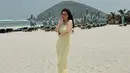 Felicya Angelista berpose di padang pasir mengenakan sebuah dress panjang tanpa lengan berwarna kuning. [Foto: Instagram/felicyangelista_]