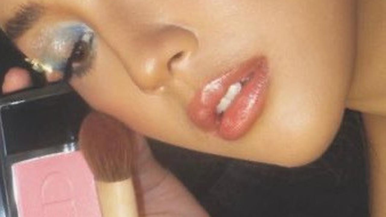 Di detail make up Sherina demi berhasil mengangkat warna biru langit Angela menggunakan eyeliner berwarna biru. Lipstik dibuatnya lebih natural agar tak mengambil spotlight riasan mata yang berkilau bak bintang.