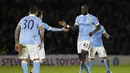 Yaya Toure merayakan golnya bersama rekan-rekannya pada lanjutan Liga Premier Inggris di Stadion Vicarage Road, Inggris, Minggu (3/1/2016) dini hari WIB. Manchester City menang 2-1. (Reuters/Stefan Wermuth)