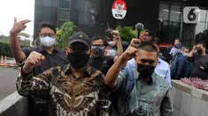 Novel Baswedan (kiri) bersama pegawai yang tidak lolos tes wawasan kebangsaan (TWK) meninggalkan Gedung KPK di Jakarta, Kamis (30/9/2021). 57 + 1 pegawai KPK yang tak lolos TWK untuk alih status ASN diberhentikan dengan hormat per 30 September 2021. (Liputan6.com/Herman Zakharia)