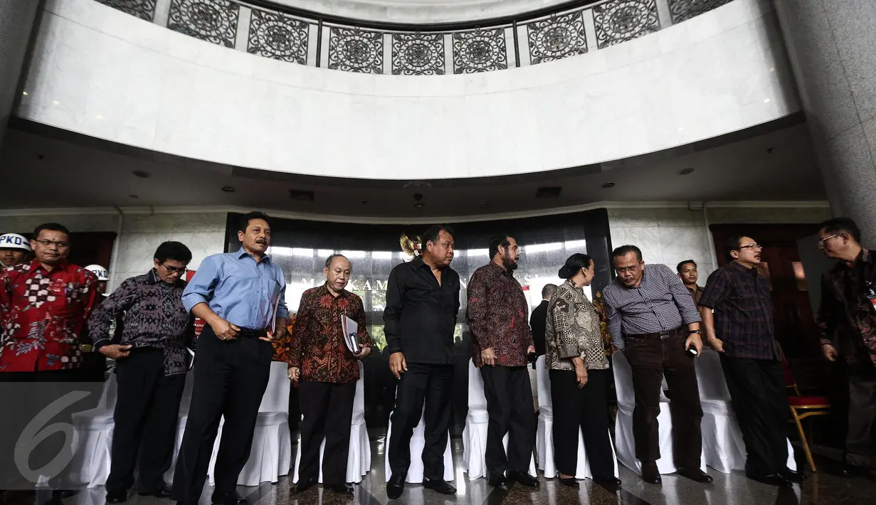 Ketua MK Arief Hidayat bersama hakim konstitusi kecuali Patrialis Akbar usai menggelar konferensi pers di Gedung MK, Jakarta, Kamis (26/1). MK menanggapi kabar penangkapan hakim konstitusi oleh KPK dalam operasi tangkap tangan (Liputan6.com/Faizal Fanani)