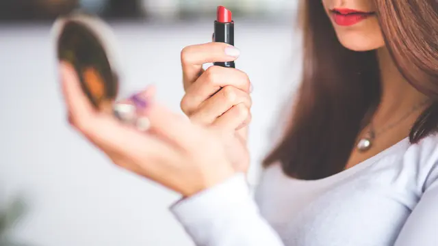 6 Cara Membuat Bibir Lembap dan Lipstik Tahan Lama