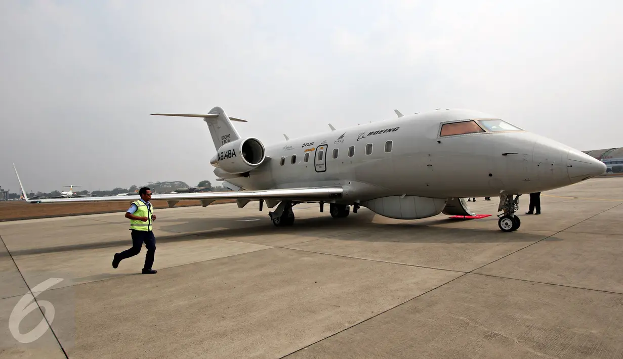 Pesawat Boeing MSA N614BA bersiap sebelum uji terbang di Lanud Halim Perdanakusuma, Jakarta, Rabu (4/11). Uji terbang dengan pesawat Boeing MSA N614BA tersebut dilakukan untuk mengawasi perairan Indonesia. (Liputan6.com/Immanuel Antonius)