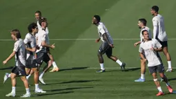 Pemain Real Madrid, Kylian Mbappe (kiri atas) berbincang dengan rekannya, Vinicius Jr (tengah) saat berlatih menjelang laga melawan VfB Stuttgart saat Liga Champions 2024/2025 di fasilitas pelatihan Valdebebas, Madrid, Spanyol, 16 September 2024. (AP Photo/Paul White)