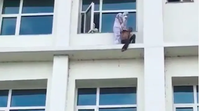 Viral Aksi Heroik Dokter Selamatkan Pasien Covid-19 yang Berupaya Bunuh Diri