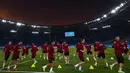 Para pemain Turki melakukan pemanasan saat sesi latihan jelang melawan Italia pada pertandingan sepak bola grup A Euro 2020 di Olympic Stadium, Roma, Italia, Kamis (10/6/2021). Turki akan melawan Italia pada 11 Juni 2021 waktu setempat. (AP Photo/Alessandra Tarantino)