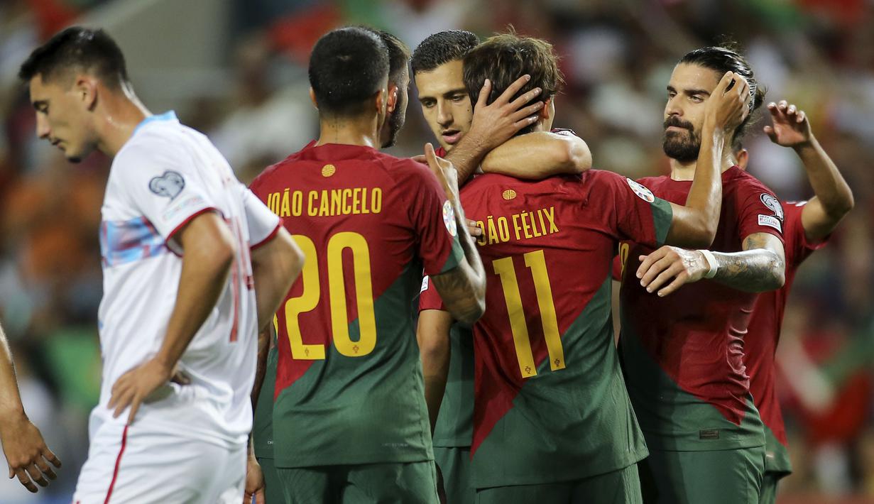 Para pemain Timnas Portugal merayakan gol kesembilan ke gawang Luksemburg yang dicetak Joao Felix (tengah) pada laga Grup J Kualifikasi Euro 2024 di Estadio Algarve, Selasa (12/9/2023) dini hari WIB. (AP Photo/Joao Matos)