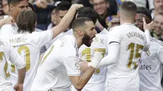 Penyerang Real Madrid, Karim Benzema (tengah) berselebrasi dengan rekan-rekannya usai mencetak gol ke gawang Atletico Madrid pada pertandingan lanjutan La Liga Spanyol di stadion Santiago Bernabeu, Sabtu, (1/2/2020). Real Madrid menang tipis 1-0 atas Atletico Madrid. (AP Photo/Bernat Armangue)