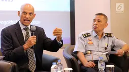 Senior Director BSA Tarun Sawney (kiri) memberi keterangan pers pada peluncuran kampanye Legalize and Protect di Jakarta, (18/3). Hasil kampanye ini dapat mendorong ribuan perusahaan untuk melegalkan berbagai asetnya. (Liputan6.com/Fery Pradolo)
