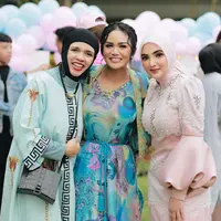 Aurel Hermansyah dan Atta Halilintar tengah menantikan kelahiran anak keduanya. Keduanya baru saja mengadakan acara gender reveal yang dihadiri oleh keluarga besar. Yang menarik, akhirnya para mama berkumpul di acara ini, mari kita simak gaya ketiganya. Foto: Instagram.