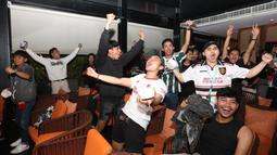 Fans Setan Merah melakukan selebrasi saat Roaring Night Manchester City vs Manchester United di Babahramu Dine &amp; Bar, Episode Hotel, Gading Serpong, Tangerang, Minggu (3/3/2024). (Bola.com/M Iqbal Ichsan)
