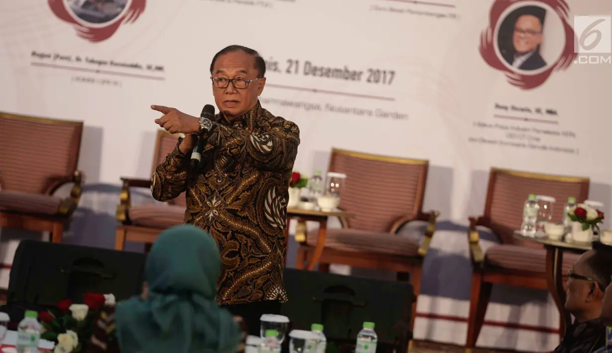 Anggota Dewan Pertimbangan Presiden (Wantipres) Sidharto Danusubroto memaparkan segala tantangan dan peluang politik yang akan dihadapi pada tahun 2018, pada acara Rembuk Nasional 2017, "Outlook 2018" di Jakarta, Kamis (21/12).(Liputan6.com/Faizal Fanani)