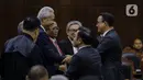 Anies Baswedan-Muhaimin Iskandar menyalami Ganjar Pranowo-Mahfud MD dan para pengacara Prabowo-Gibran sebelum Sidang MK dimulai. (Liputan6.com/Angga Yuniar)