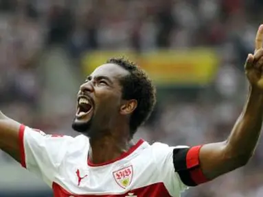 Kapten VfB Stuttgart Cacau merayakan gol yang turut mengantar kemenangan atas Schalke 04 3-0 dalam lanjutan Bundesliga di Stuttgart, 6 Agustus 2011. AFP PHOTO/THOMAS KIENZLE