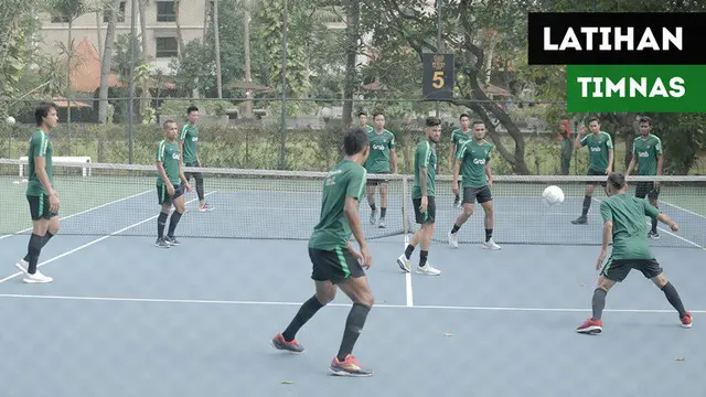 Berita video momen latihan Timnas Indonesia di lapangan tenis jelang keberangkatan skuat ke Thailand untuk laga ketiga Piala AFF 2018.