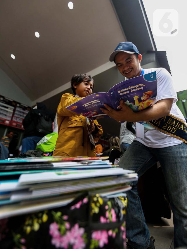 Mengurangi Kepenatan Saat Menunggu, Anak-anak Diajak Membaca Buku