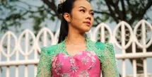 Saat manggung, penyanyi bersuara emas ini memilih mengenakan kebaya bernuansa tosca yang dipadukan dengan bustier pink cerah. [@yurayunita].