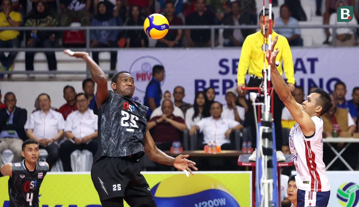 <p>Pemain Timnas Voli Putra Thailand, Nilsawai Kissada (kiri) melakukan spike ke arah pemain Timnas Voli Putra Indonesia pada laga putaran pertama SEA V League 2023 di Padepokan Voli Jenderal Polisi Kunarto, Sentul, Bogor, Minggu (23/07/2023). Indonesia menang 3-1 (21-25, 25-17, 25-23 dan 27-25) dan menjadi juara. (Bola.com/Bagaskara Lazuardi)</p>