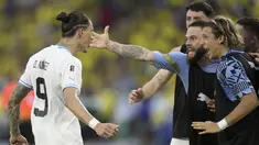 Penyerang Uruguay Darwin Nunez berselebrasi dengan rekannya setelah mencetak gol kedua timnya dari titik penalti ke gawang Kolombia pada pertandingan ketiga babak Kualifikasi Piala Dunia 2026 zona CONMEBOL di Stadion Metropolitano Roberto Melendez, Jumat (13/10/2023). (AP Photo/Fernando Vergara)