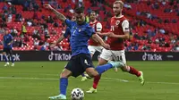 Leonardo Spinazzola mencoba melepaskan tembakan ke gawang Austria ketika pertandingan 16 besar Euro 2020 antara Italia melawan Austria yang berlangsung di Stadion Wembley, London, Inggris pada Sabtu (26/06/2021). (AP/Pool/Ben Stansall)