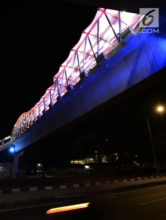 Lampu yang bisa berganti-ganti warna menghiasi jembatan penyeberangan orang (JPO) di kawasan Jakarta Timur, Kamis (27/12). Di malam hari, JPO tersebut lampu warna-warni menyala terang sehingga terlihat cantik dari kejauhan. (Merdeka.com/Imam Buhori)