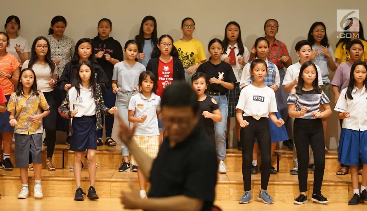 Konduktor Avip Priatna memimpin latihan jelang seri konser ke-10 The Resonanz Music Studio di Balai Resital Kertanegara, Jakarta, Kamis (22/8/2019). Konser Simfoni untuk Bangsa 2019 bertema ‘Mengenang 60 Tahun Elfa Secioria’ itu akan diselenggarakan pada 25 Agustus. (Liputan6.com/Immanuel Antonius)