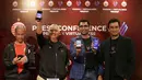 (kiri ke kanan) Direktur Komersial Persija Jakarta Sebastien Leclerc, Direktur Utama Persija Jakarta Ambono Janurianto, Founder of Virtualness Saurabh Doshi, dan Head of Media and Sports Partnerships Joyee Biswas menunjukkan NFT Persija Jakarta saat konferensi pers Persija X Virtualness di Persija Store, Plaza Festival, Kuningan, Jakarta, Kamis (27/07/2023). (Bola.com/Bagaskara Lazuardi)