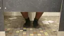 Siswa duduk di dalam toilet netral gender pertama di distrik sekolah Los Angeles di Santee High School, Los Angeles, California, AS, Senin (18/4). Toilet disediakan sebagai langkah mendukung dan menampung siswa transgender. (REUTERS/Lucy Nicholson)