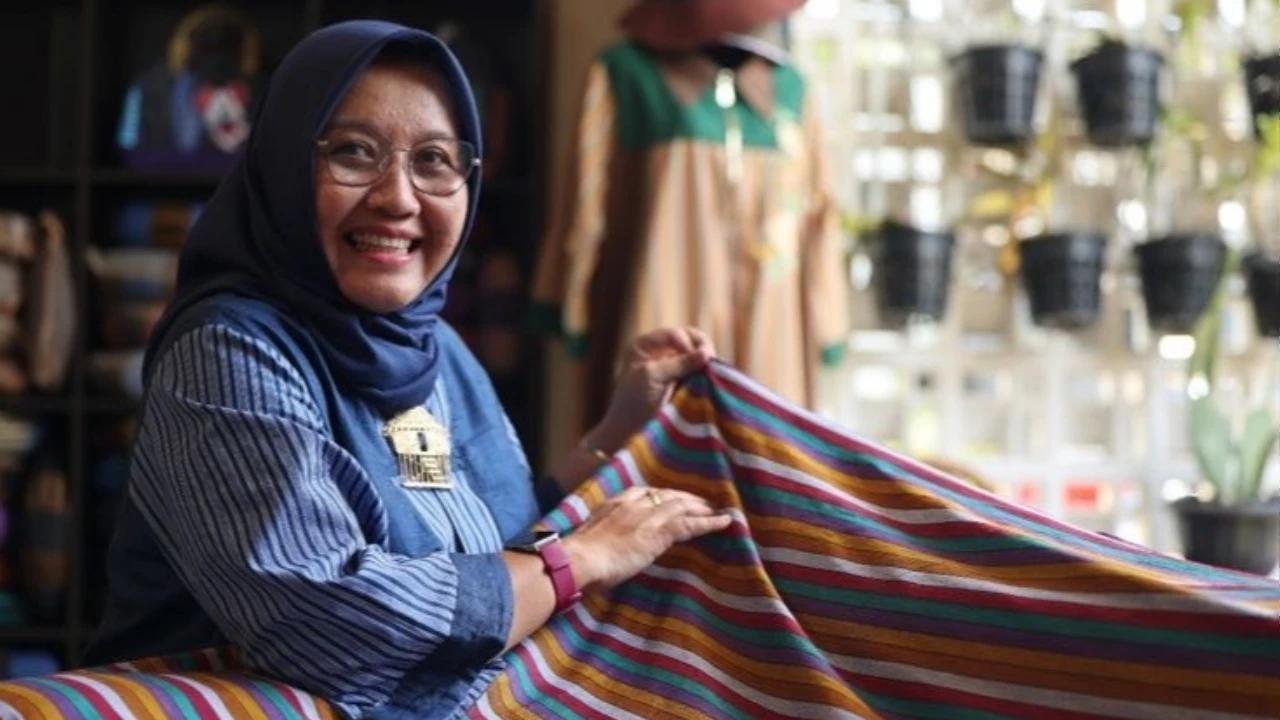 FOTO: Menenun Harapan dari Lurik, Kisah 'diOpeni' Berdayakan Perempuan Bersama Rumah BUMN Malang