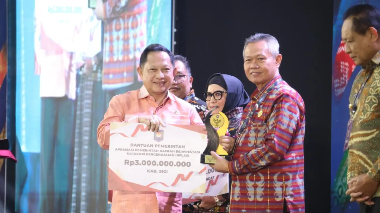 Menteri Dalam Negeri (Mendagri) Muhammad Tito Karnavian saat menyerahkan penghargaan di acara Apresiasi Pemerintah Daerah Berprestasi Tahun 2026 Regional Sulawesi. (Dok. Istimewa)
