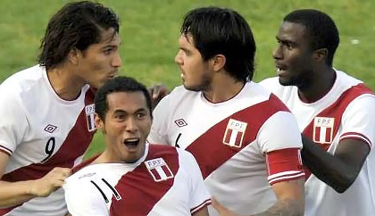 Para pemain Peru merayakan gol yang dicetak Carlos Lobaton (kedua dari kiri) saat mengalahkan Kolombia 2-0 pada laga perempat final Copa America di Cordoba, 16 Juli 2011. AFP PHOTO/OMAR TORRES