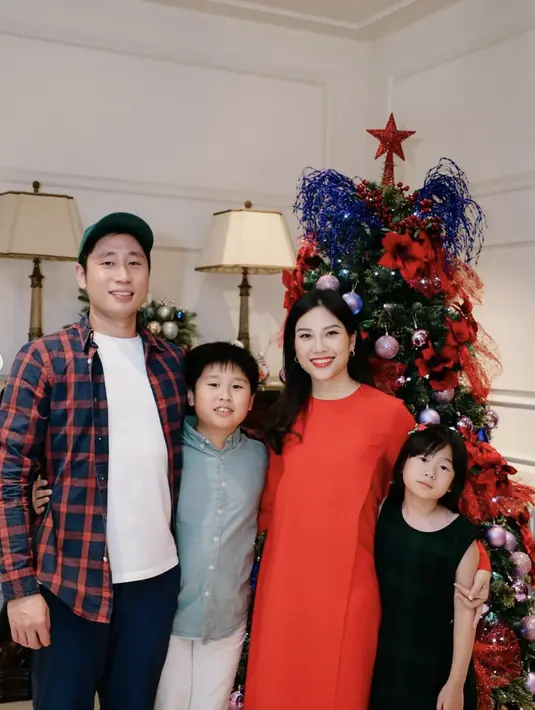 Angela Tanoesoedibjo terlihat mengenakan dress merah, san suami tampil sederhana dengan flannel. [Foto: Instagram/ Tanoesoedibjo]
