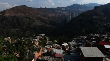 Pemandangan permukiman kumuh Petare di Caracas pada 19 Mei 2019. Petare yang merupakan kawasan kumuh terbesar di Venezuela menjadi rumah bagi lebih dari 500.000 jiwa. (Photo by MARVIN RECINOS / AFP)