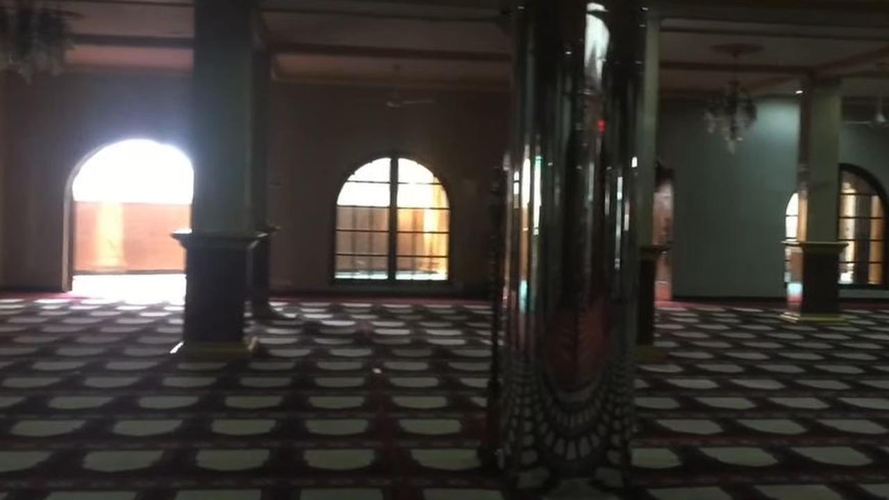 Banyaknya pilar di sini juga mencerminkan perpaduan gaya klasik dan modern, yang dipermanis dengan balutan kayu marmer yang kalem.